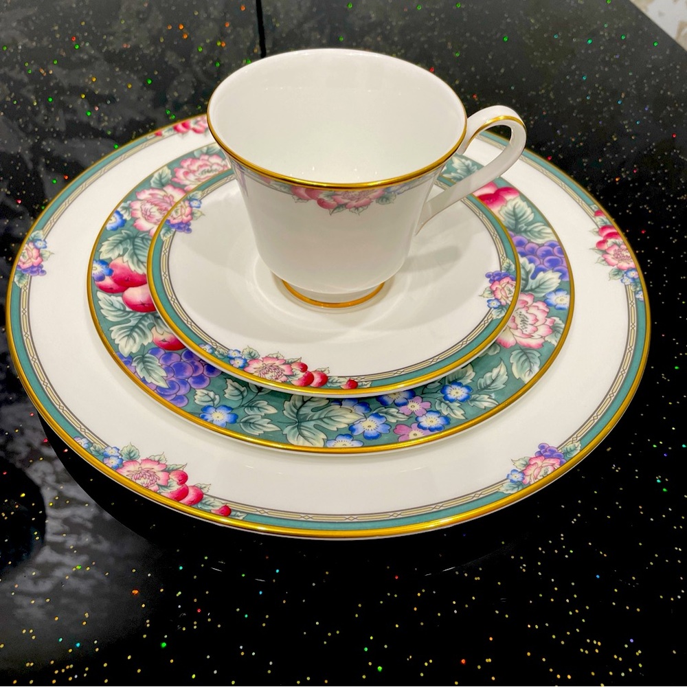 Royal Doulton Orchard Hill China 4 Place Setting  H 5233 England. Mint.